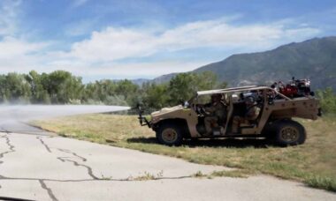 Caminhão de bombeiros off-road entra em serviço na Força Aérea dos EUA