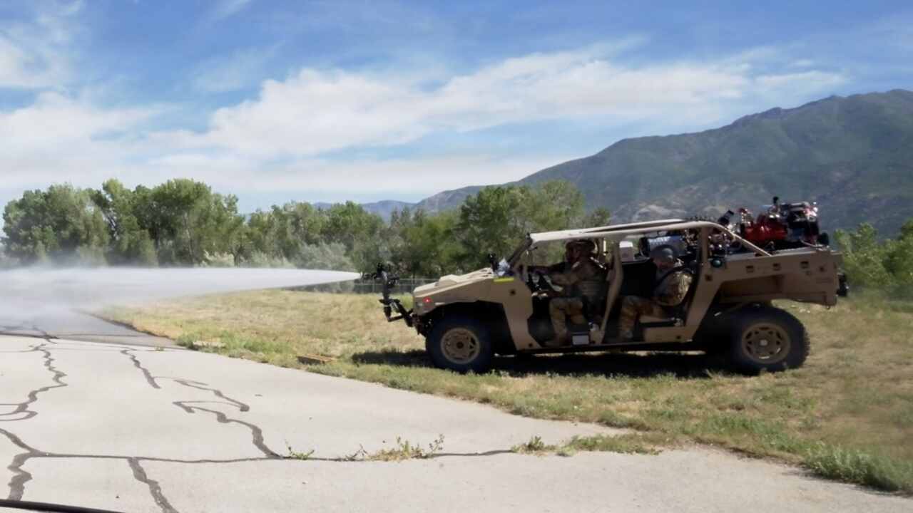 Caminhão de bombeiros off-road entra em serviço na Força Aérea dos EUA
