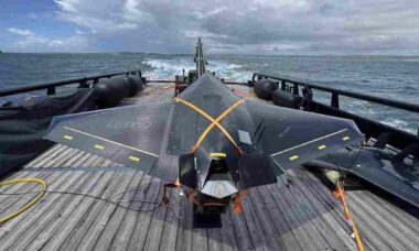 Marinha Real Britânica lança drone de ataque a partir de navio pela primeira vez