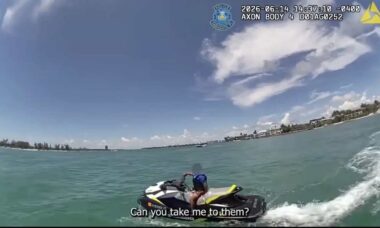 Criança de 8 anos é parada pela polícia enquanto pilotava jet ski sozinha na Flórida
