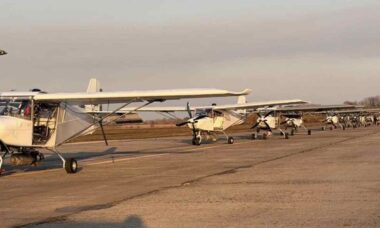 Ucrânia exibe esquadrão de drones bombardeiros improvisados