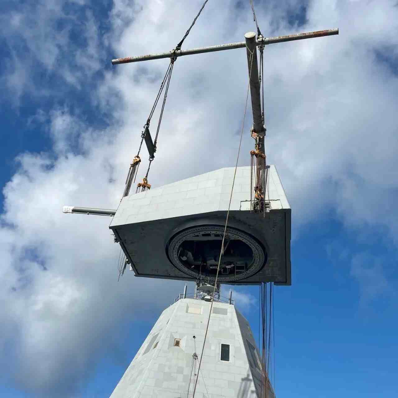 USS Zumwalt deve voltar à frota com capacidade para lançar mísseis hipersônicos