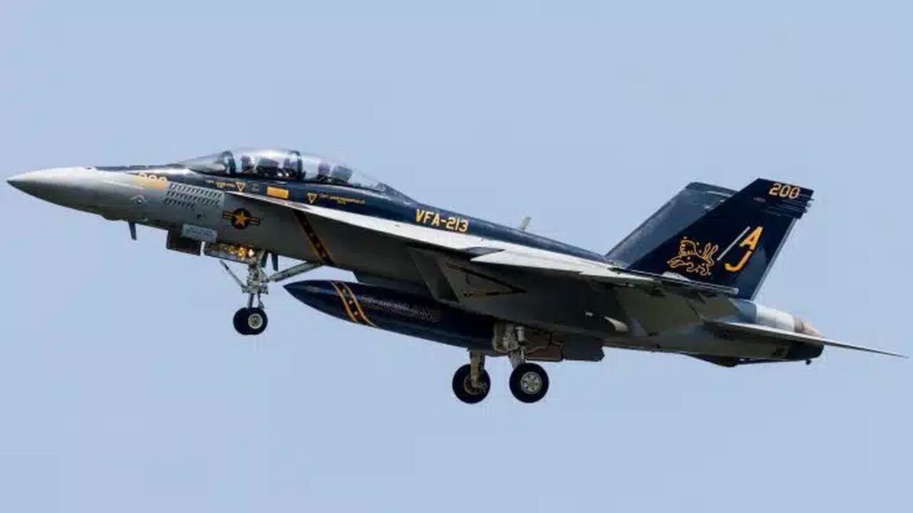 Super Hornets do USS Gerald R. Ford exibem novas marcas de combate