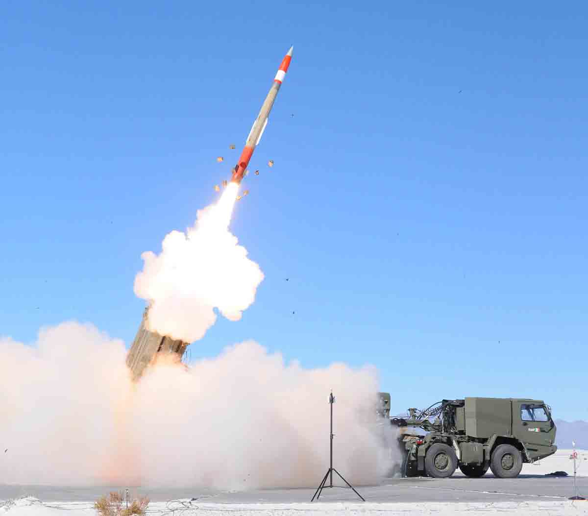 Um míssil PAC-3 MSE é disparado do lançador MEADS durante um teste no Campo de Mísseis de White Sands. Foto: DVIDS