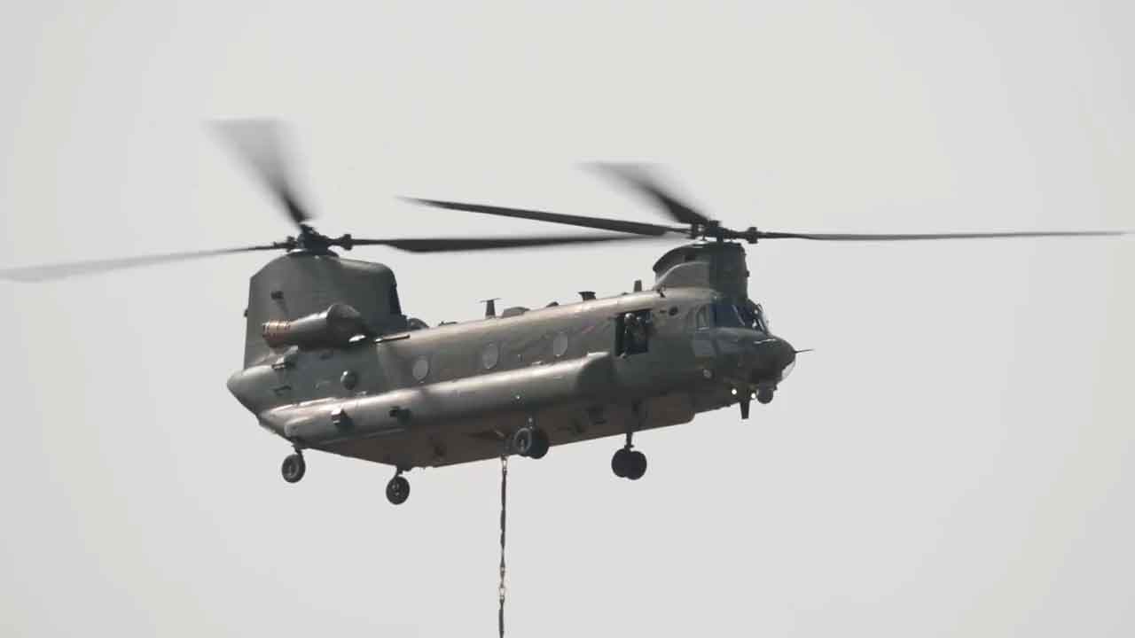 Helicóptero Chinook da Royal Air Force transporta carga suspensa durante apresentação na Farnborough International Airshow 2026. Foto: Boeing Defense/Reprodução.