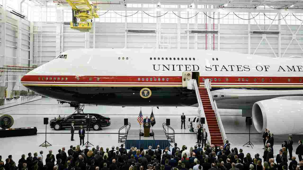 Trump troca novo Air Force One por avião antigo em meio a preocupações com segurança