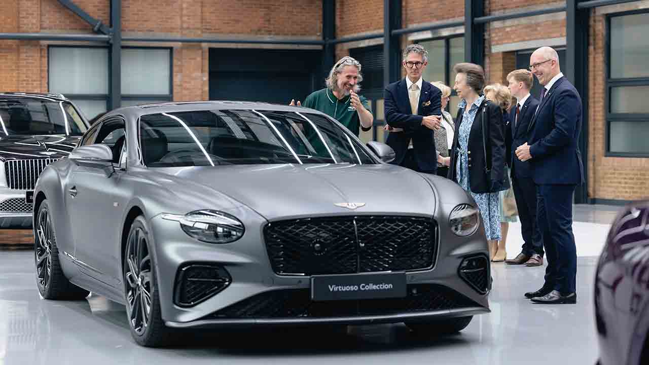 Princesa Anne inaugura nova fábrica da Bentley em Crewe