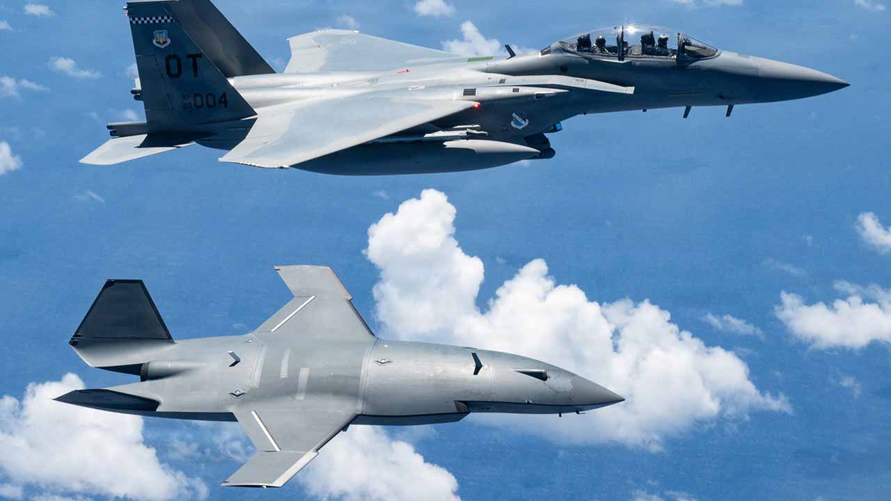 보잉 디펜스 오스트레일리아의 MQ-28 고스트 배트와 미 공군의 F-15EX 이글 II가 발리언트 실드 2026에 참가하고 있다.