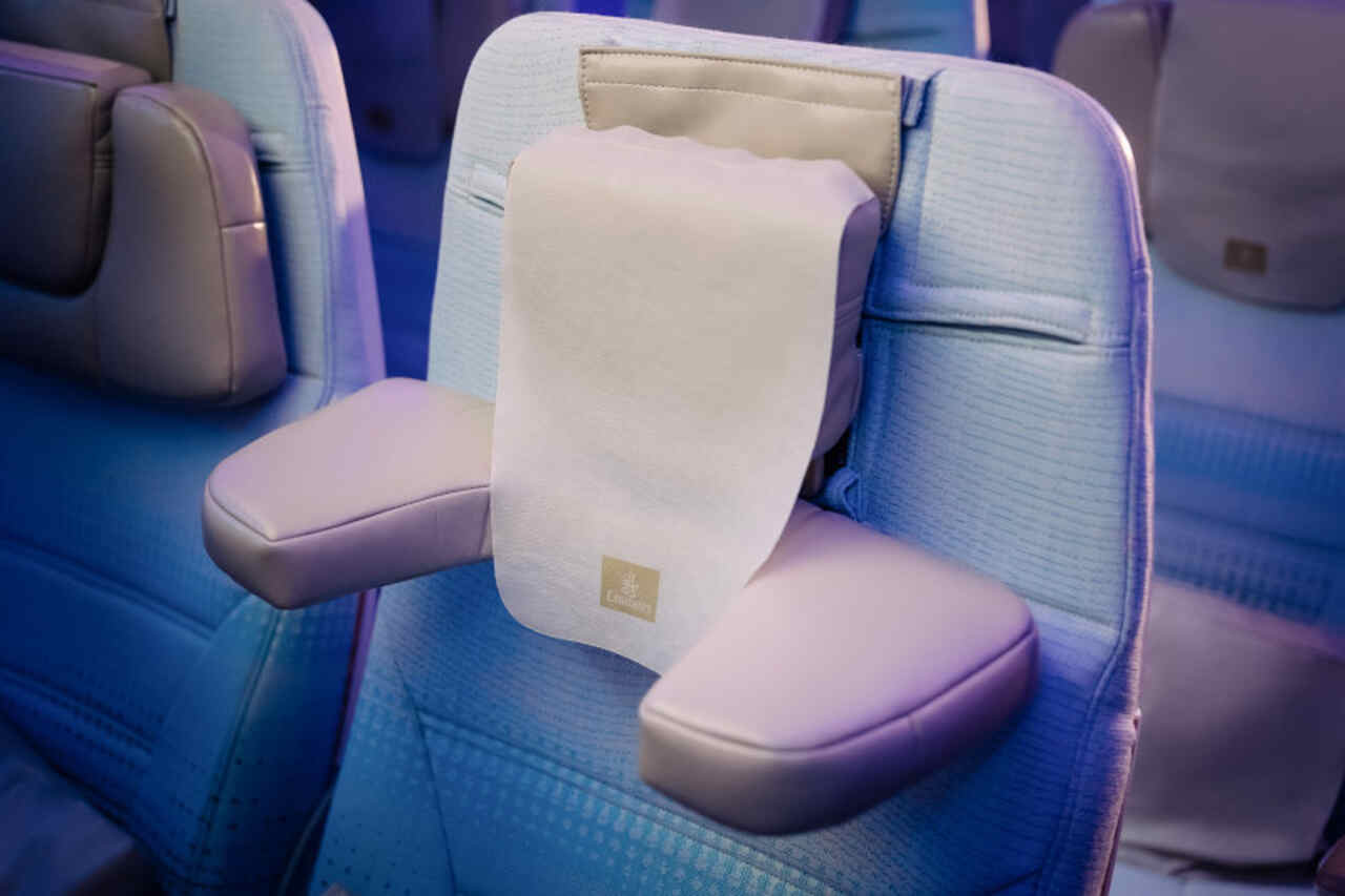 Emirates apresenta novo apoio de cabeça para melhorar o sono na classe econômica
