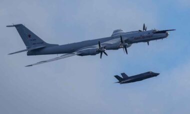 F-35 britânicos interceptam aeronave russa Bear-F perto do porta-aviões HMS Prince of Wales. Foto: UK Ministry of Defence