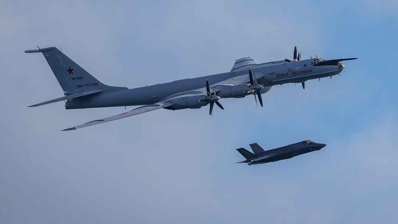 Des F-35 britanniques interceptent un avion russe Bear-F près du porte-avions HMS Prince of Wales. Photo : UK Ministry of Defence