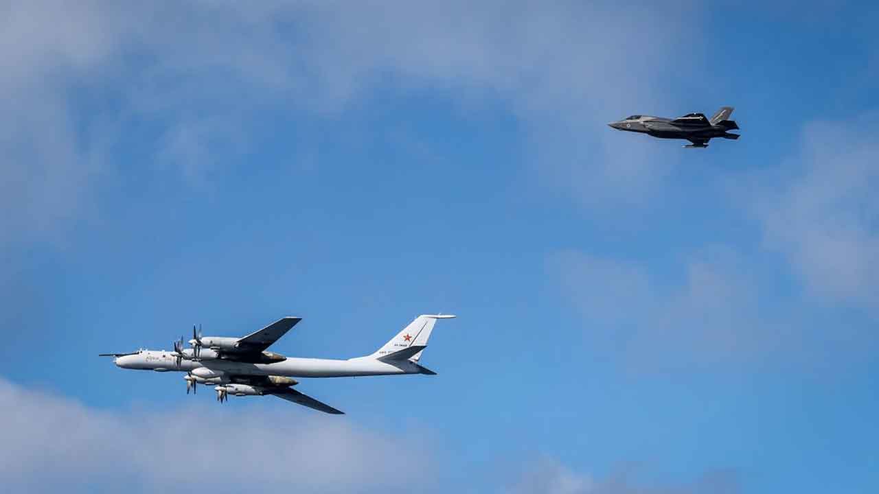 Des F-35 britanniques interceptent un avion russe Bear-F près du porte-avions HMS Prince of Wales. Photo : UK Ministry of Defence