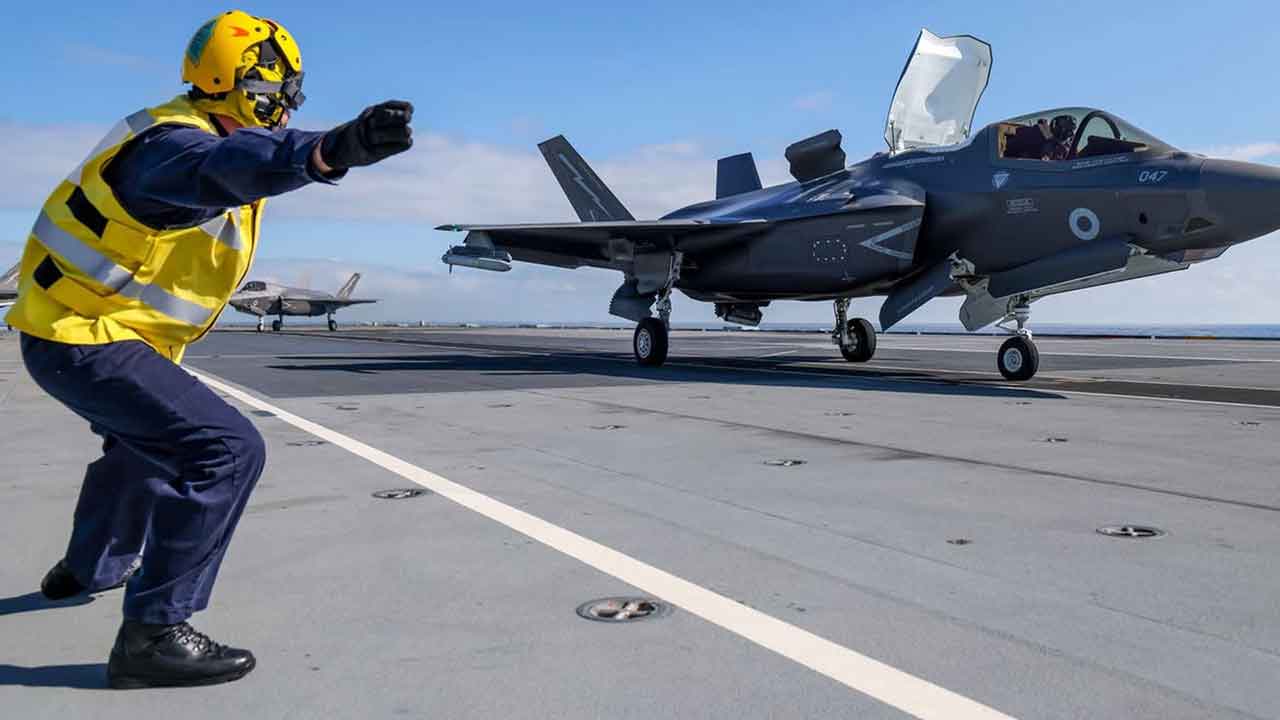 Des F-35 britanniques interceptent un avion russe Bear-F près du porte-avions HMS Prince of Wales. Photo : UK Ministry of Defence