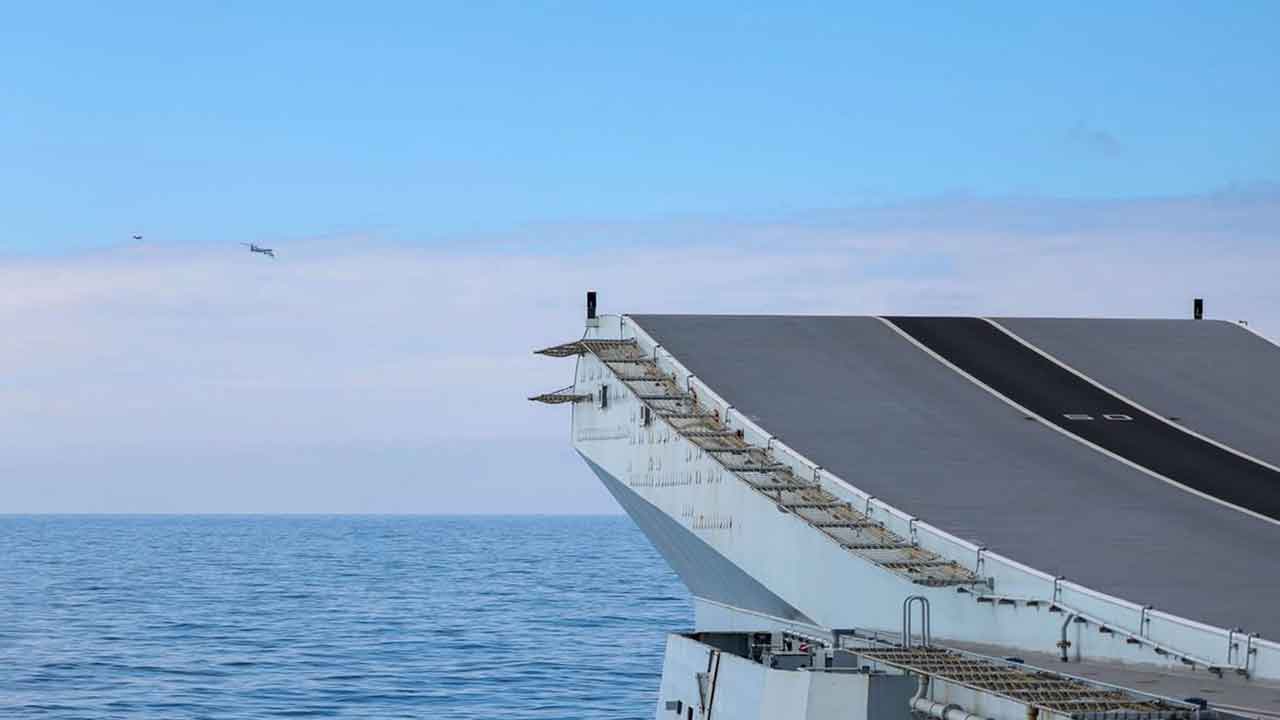 Des F-35 britanniques interceptent un avion russe Bear-F près du porte-avions HMS Prince of Wales. Photo : UK Ministry of Defence