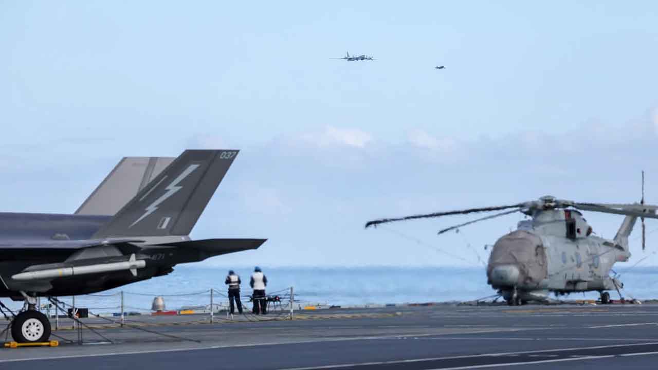 Des F-35 britanniques interceptent un avion russe Bear-F près du porte-avions HMS Prince of Wales. Photo : UK Ministry of Defence