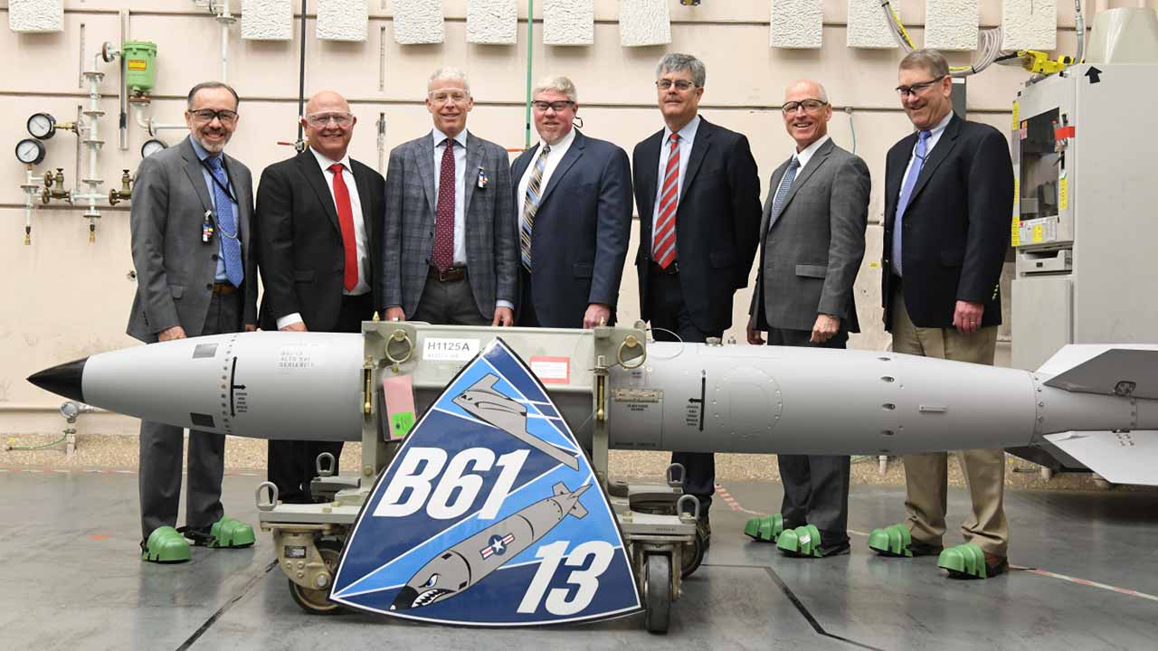 核安全保障事業体の関係者が2025年5月19日、テキサス州アマリロで最初のB61-13完成を祝う様子。（米国国家核安全保障局提供）