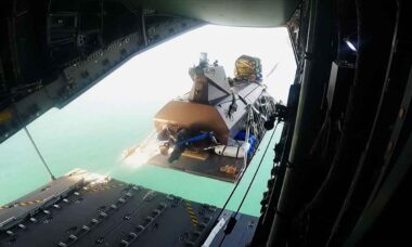 Royal Navy testa lançamento aéreo de barco não tripulado a partir de A400M. Foto: Royal Navy