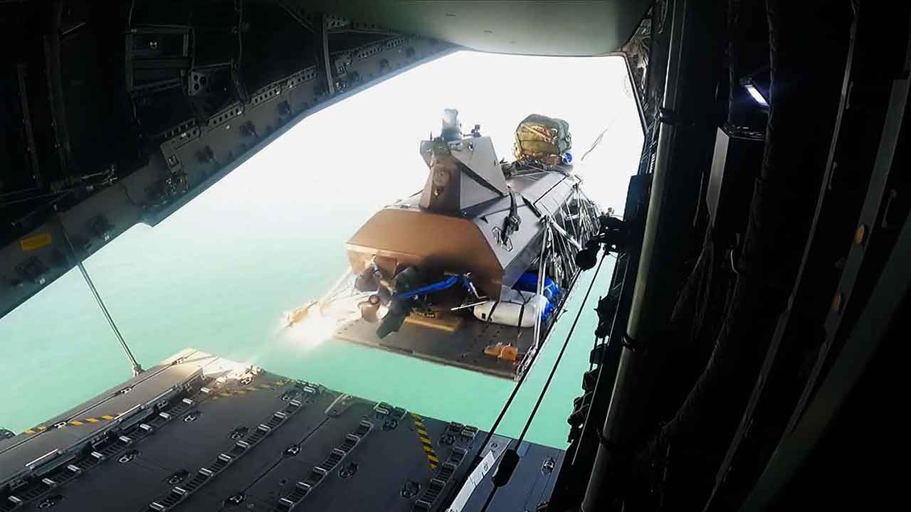 A Royal Navy pilóta nélküli hajó légi indítását teszteli A400M repülőgépről. Fotó: Royal Navy