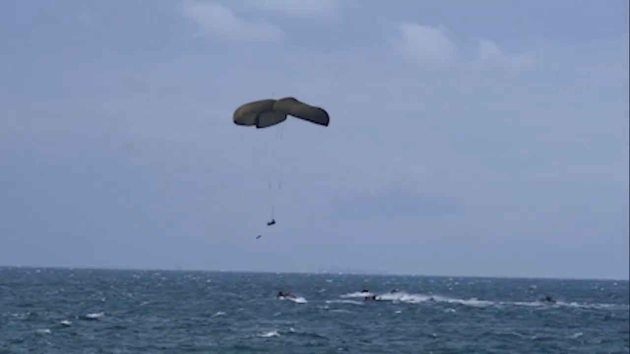 A Royal Navy pilóta nélküli hajó légi indítását teszteli A400M repülőgépről. Fotó: Royal Navy