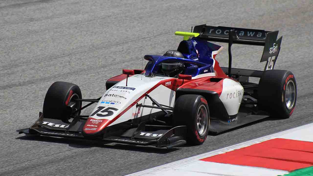 2022년 슈필베르크 포뮬러 3 라운드에서 Dallara F3 2019를 운전하는 호바네츠. 사진: Wikimedia