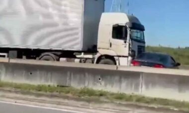 Vídeo impressionante: caminhão arrasta carro dirigido por idosa de 83 anos em estrada no Brasil. Foto: X @sputnik_brasil