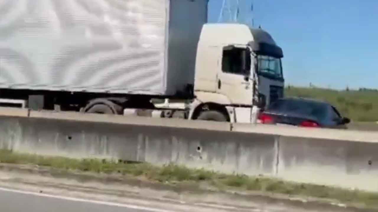 Lenyűgöző videó: teherautó húzott maga után egy 83 éves nő által vezetett autót egy brazíliai úton. Fotó: X @sputnik_brasil