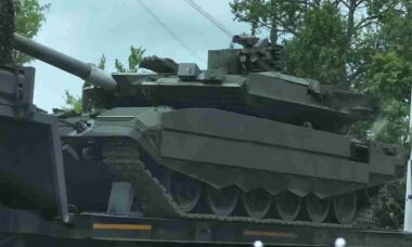 Tanque T-90M com sistema Arena-M é visto na Rússia e reforça avanço contra drones