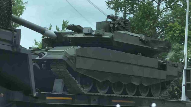 Tanque T-90M com sistema Arena-M é visto na Rússia e reforça avanço contra drones