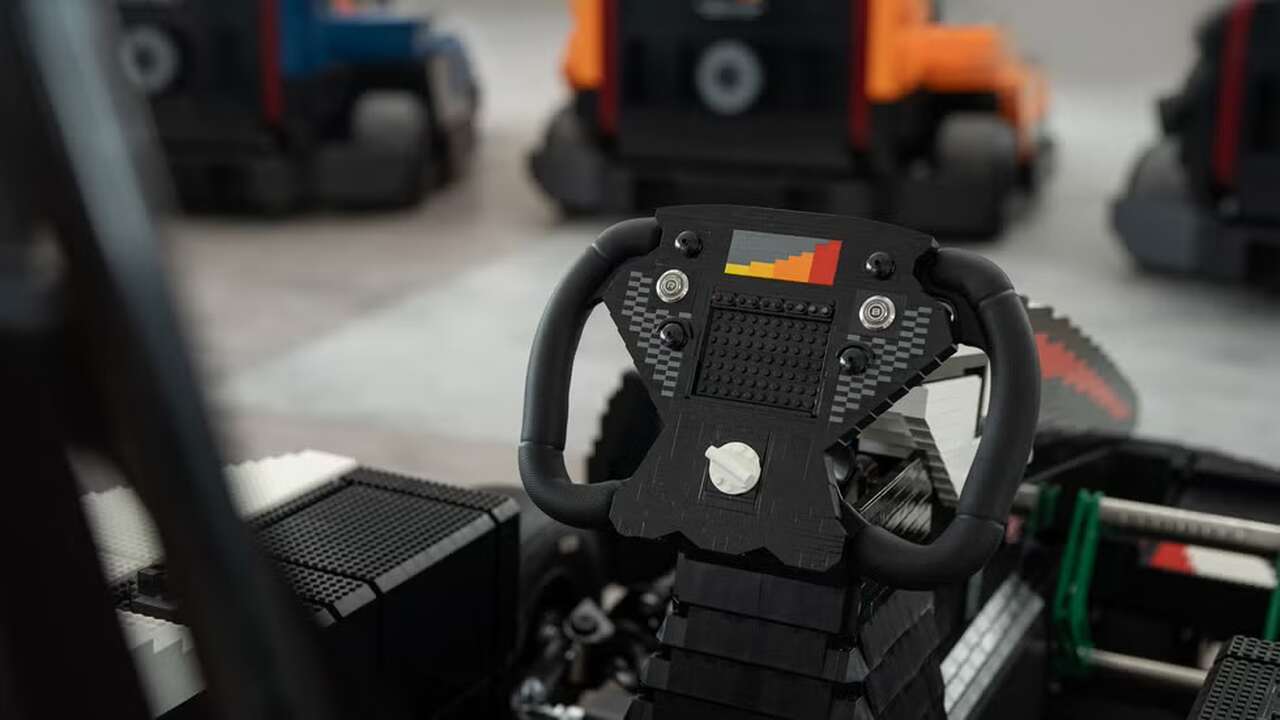 F1 coloca pilotos para dirigir carros de LEGO no GP da Grã-Bretanha