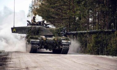 Tanque Challenger 2 do Exército Britânico patrulha a floresta durante a Spring Storm 19, o maior exercício militar anual da Estônia. Foto: Flickr NATO