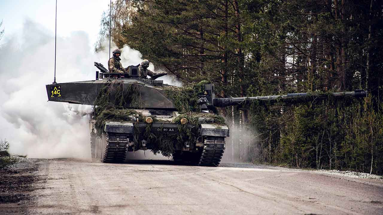 Un carro armato Challenger 2 dell’Esercito britannico pattuglia una foresta durante Spring Storm 19, la più grande esercitazione militare annuale dell’Estonia. Foto: Flickr NATO