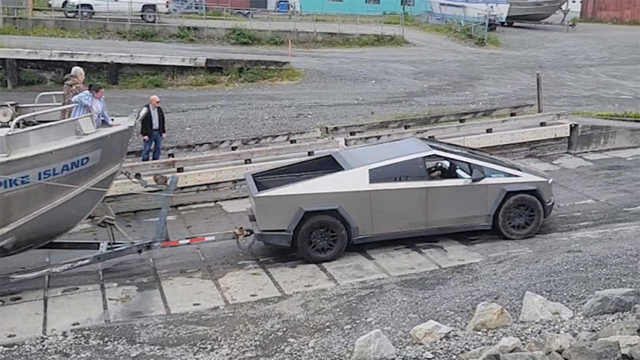 Vídeo mostra Tesla Cybertruck rebocando barco, mas detalhe inesperado chama a atenção (Foto: TikTok @user4043937299344)