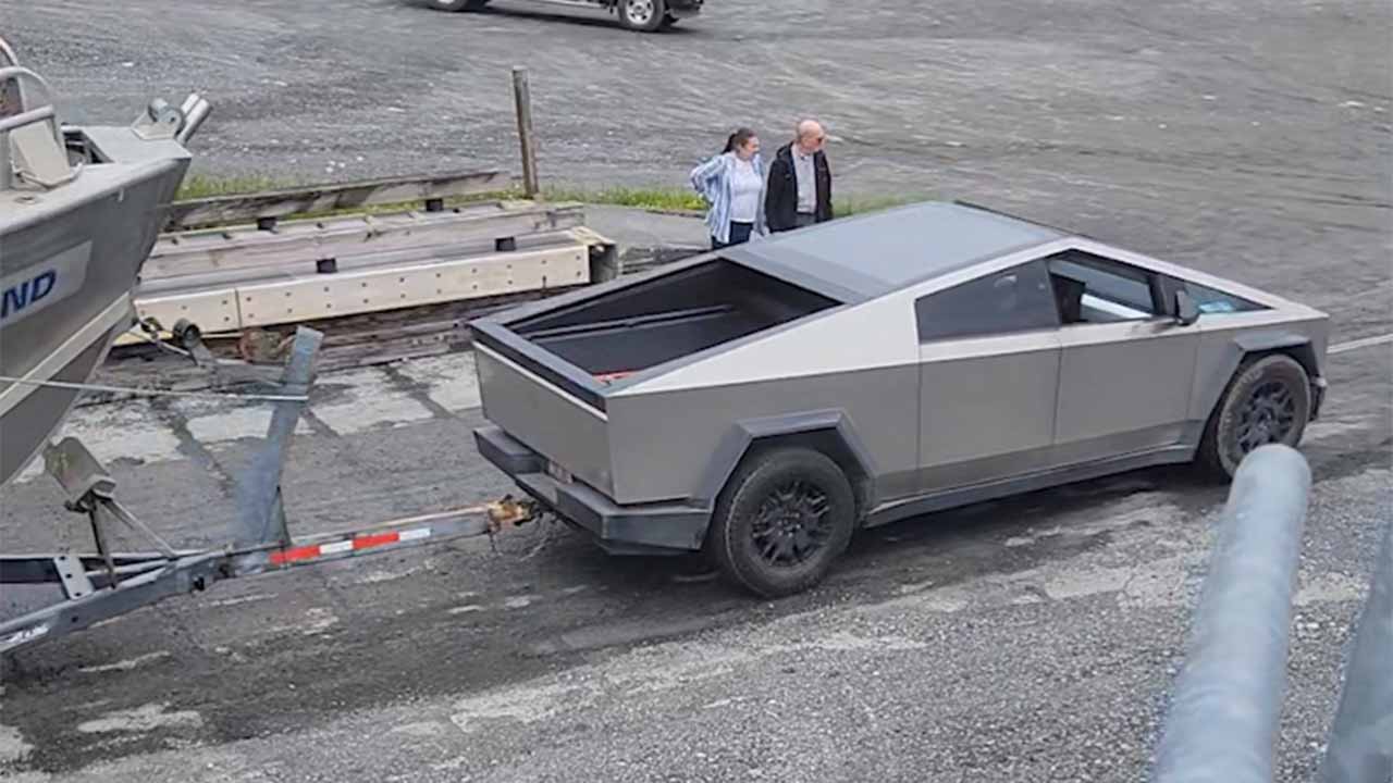 Vídeo mostra Tesla Cybertruck rebocando barco, mas detalhe inesperado chama a atenção (Foto: TikTok @user4043937299344)