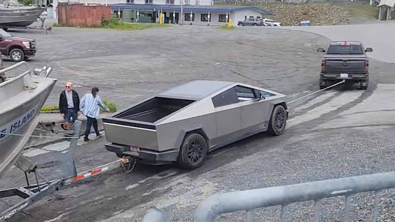 Vídeo mostra Tesla Cybertruck rebocando barco, mas detalhe inesperado chama a atenção (Foto: TikTok @user4043937299344)