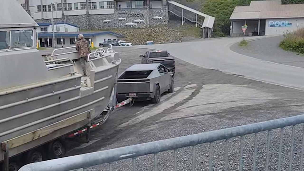 Vídeo mostra Tesla Cybertruck rebocando barco, mas detalhe inesperado chama a atenção (Foto: TikTok @user4043937299344)
