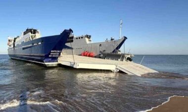 Navio australiano promete revolucionar operações anfíbias de reabastecimento