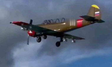 Vídeo mostra aviões russos adaptados para lançar drones contra alvos aéreos. Foto: Telegram @rogozin_do