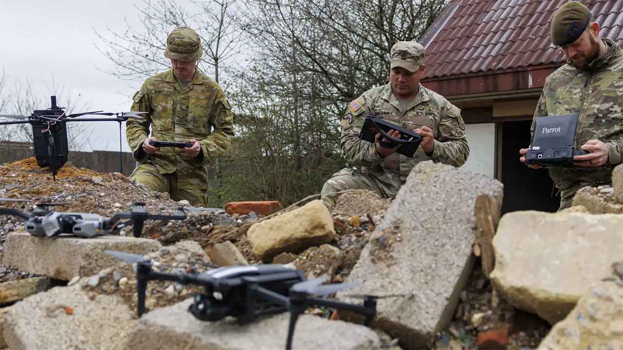 Soldati britannici e australiani testano droni durante l’Esperimento di Guerra dell’Esercito del 2026 (AWE26). Foto: Esercito britannico