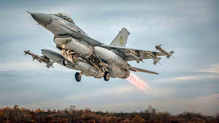 F-16 ucraniano derruba caça russo em confronto aéreo pela primeira vez