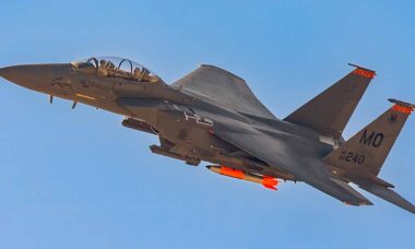 Um F-15E Strike Eagle transportando um Conjunto de Teste Conjunto (JTA) da série de bombas nucleares B61. Foto: DVIDS