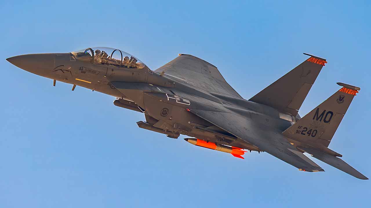 B61核爆弾シリーズの統合試験体（JTA）を搭載するF-15Eストライクイーグル。写真：DVIDS