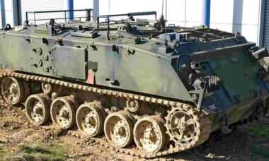 Militares do Reino Unido furtam blindado após bebedeira e provocam danos em quartel