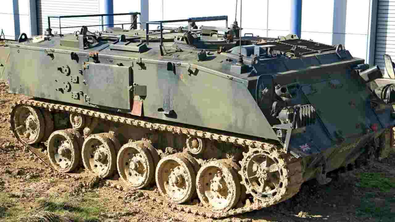 Militares do Reino Unido furtam blindado após bebedeira e provocam danos em quartel