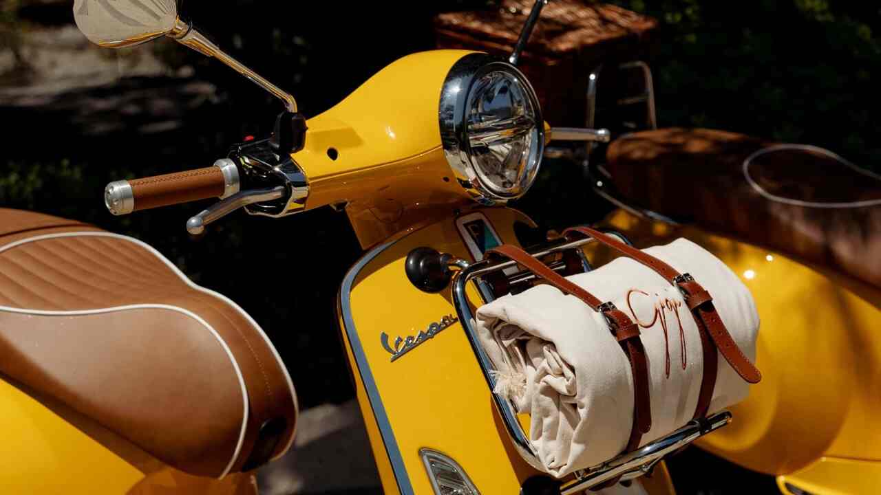 Vespa lança edição limitada da Primavera 125 em parceria com restaurante de luxo Gigi