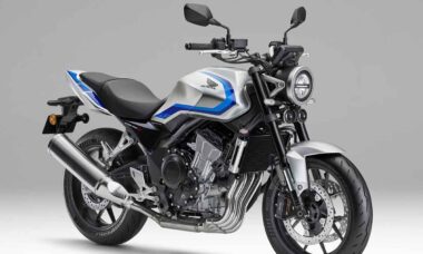 CB400 Super Four - Wolf Silver Metallic. Foto: Honda