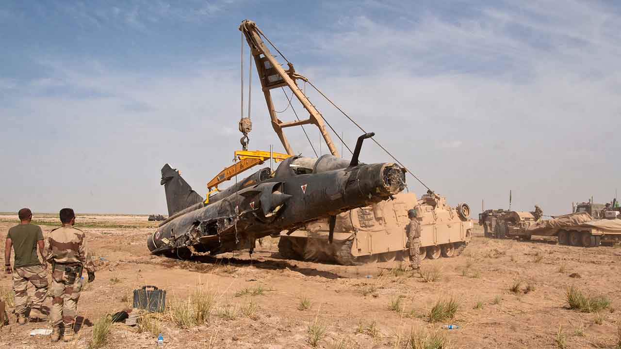 Amerikai tengerészgyalogosok egy M88A2 Hercules műszaki mentőjárművel emelik fel egy Mirage 2000-5F repülőgép törzsét