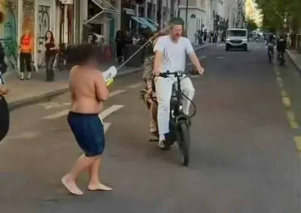 Adolescente que atacava turistas com pistola d’água é detido novamente em Paris