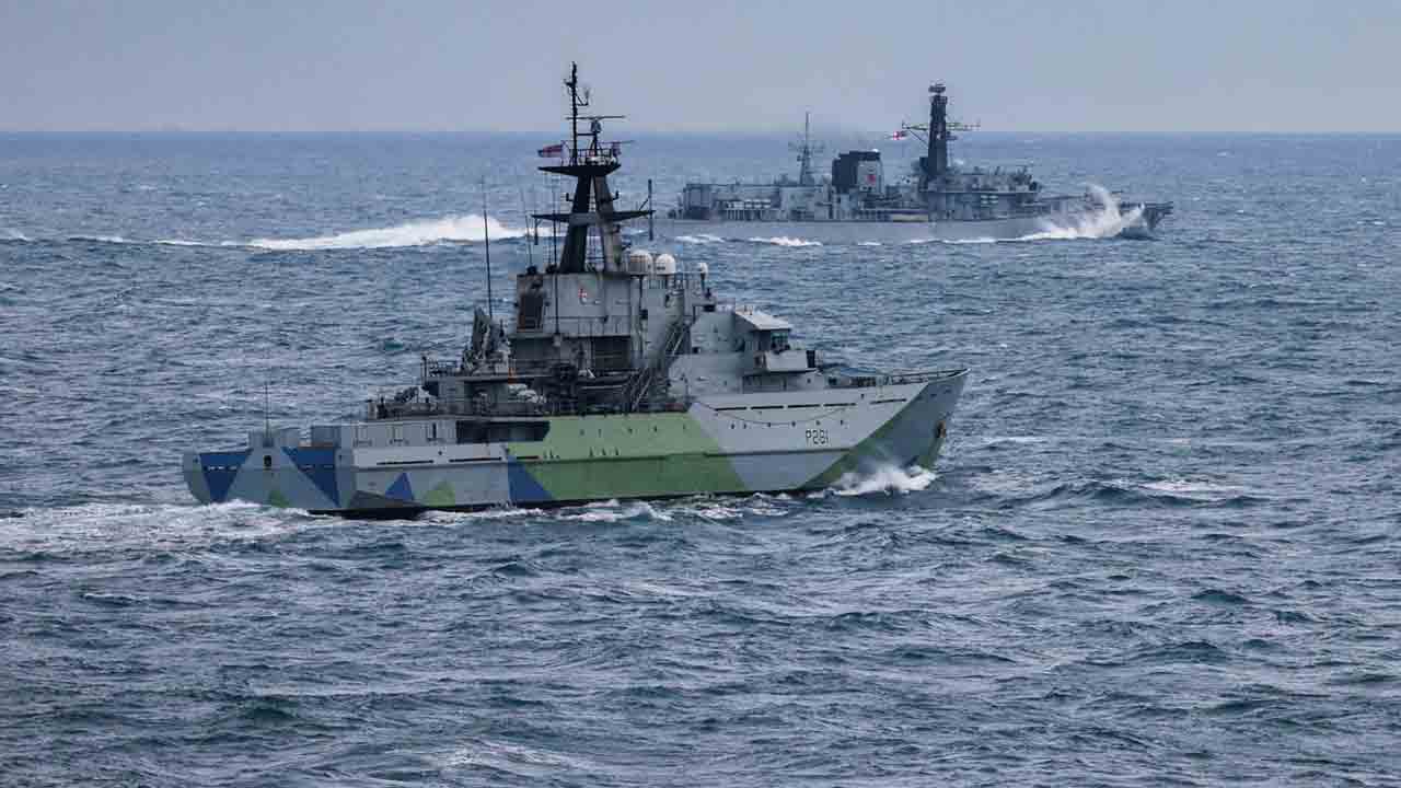 O HMS Tyne em primeiro plano, com a fragata HMS Iron Duke acompanhando de perto embarcações russas no Canal da Mancha, em fevereiro de 2026. Foto: Royal Navy
