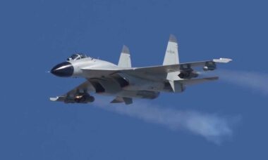 Jatos J-11B realizam treinamento de ataque ao solo com fogo real na China. Foto: Reproduição China Military