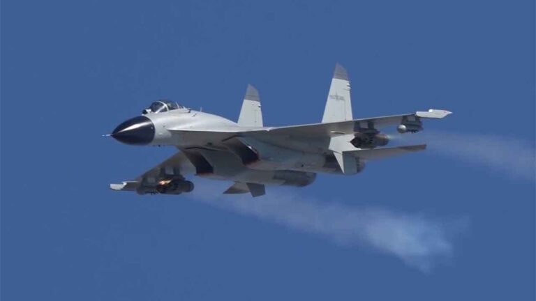 Vídeo: Jatos J-11B realizam treinamento de ataque ao solo com fogo real na China